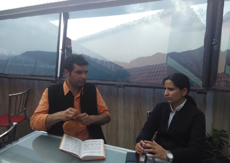 हिमाचल ब्यूरो मीना कौंडल से आचार्य महेन्द्र सिंह शर्मा की बातचीत करते हुए