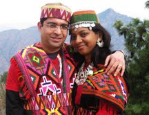 हिमाचली टोपी में फोटो खिचवाते पर्यटक