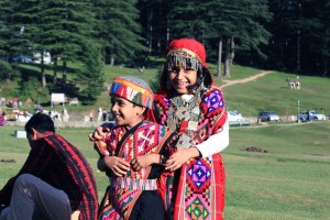 हिमाचली परिधान में फोटो खिचवाते बच्चे