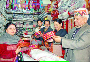 पहाड़ी टोपी खरीदते पर्यटक