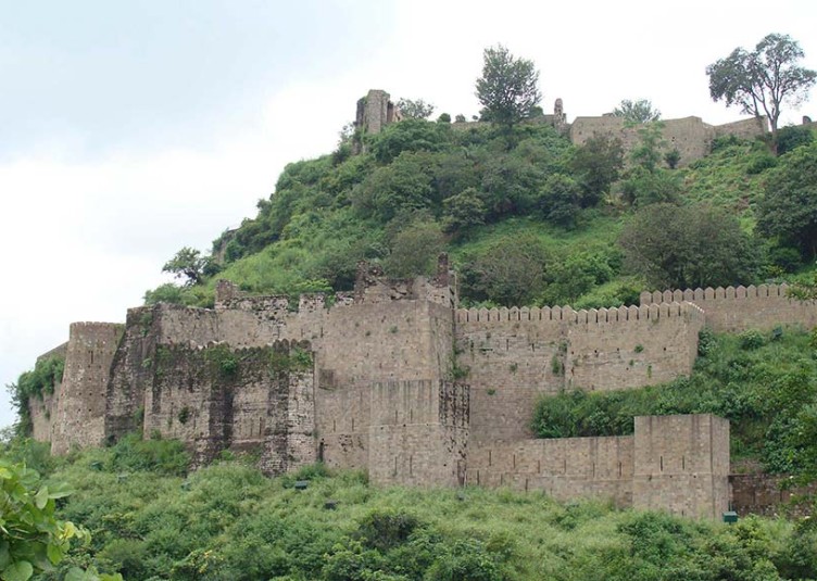 हिन्दू इतिहास की कई कहानियां अपने में समेटे हुए है कांगड़ा किला