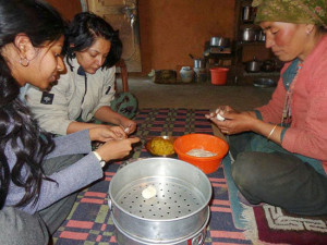 खान-पान में भी भारतीय और तिब्बती परंपरा का असर