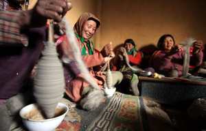 हर लाहौली घर में हथकरघों पर होती है बुनाई