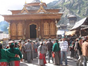 गांव की पूज्या देवी को स्थानीय लोग ‘देवी मथी’ (माता देवी) के नाम से पुकारते हैं