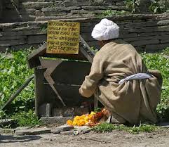 आत्म केन्द्रित से यहां के लोगों के अपने रीति रिवाज हैं, जिनका पूरी निष्ठा तथा कड़ाई से पालन किया जाता है,