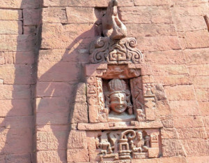 ये मंदिर नगाडा शैली में बना है ये गांव सूर्यदेव को समर्पित माना जाता है।