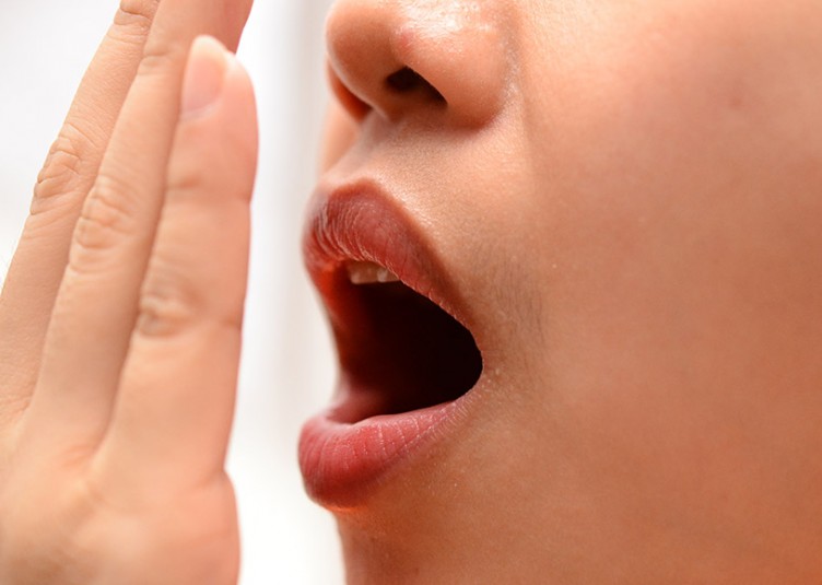 मुंह की दुर्गंध के कारण व दूर करने के घरेलु नुस्खे