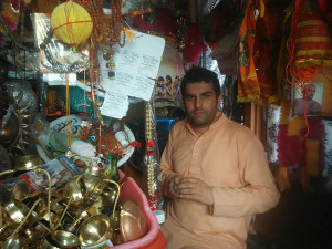  बीसीएस में उनका डिवाईन नामक शोरूम है। जहां हवन अनुष्ठान का थोक व परचून का सामान मिलता है