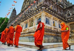धर्म ग्रंथो के अनुसार देवी-देवताओ की पूजा के बाद मंदिर की परिक्रमा अनिवार्य