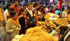 भारत के लगभग प्रत्येक क्षेत्र में सभी महिलाओं द्वारा मनाया जाता है करवा चौथ