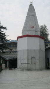 मनोहारी पर्यटक स्थल धर्मशाला के ऊपरी हिस्से मैक्लॉडगंज से भी करीब दो किलोमीटर ऊपर है