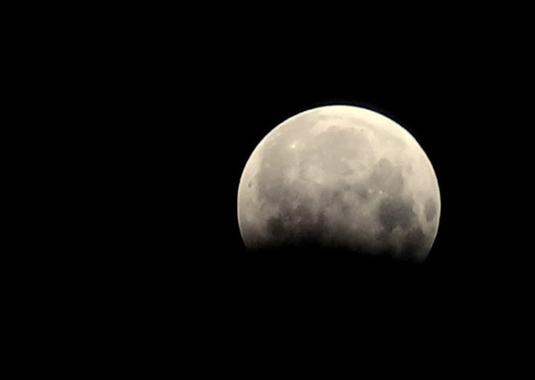 27 जुलाई को 21वीं सदी का सबसे लंबा खग्रास चंद्र ग्रहण, इन राशियों के लिए शुभ है ग्रहण...