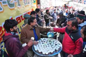 भोले नाथ का प्रसाद चखते लोग