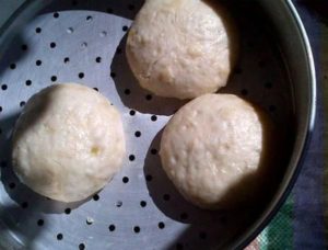 खान-पान के संबंध में लाहुल के लोगों का आचार-व्यवहार हिमाचल प्रदेश के अन्य भागों के निवासियों से अनेक रूपों में भिन्नता लिए हुए