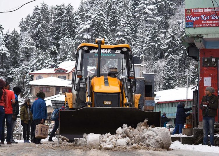 शिमला जिला की सभी सड़कें यातायात के लिए बहाल, डोडरा क्वार में बर्फ हटाने का कार्य युद्ध स्तर : डीसी