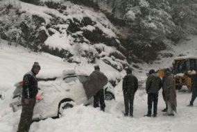 शिमला पुलिस ने निकाले बर्फबारी में फंसे 43 सैलानी