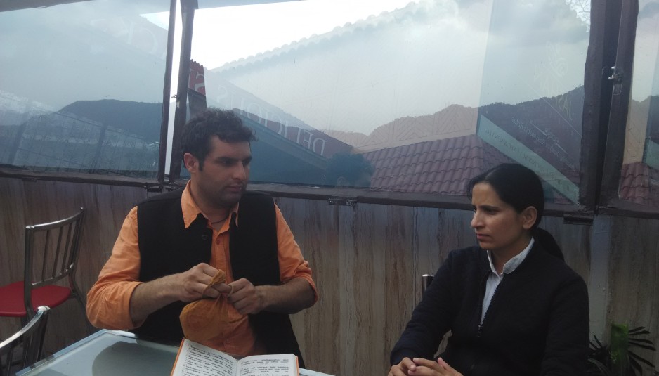 हिमाचल ब्यूरो मीना कौंडल से आचार्य महेन्द्र सिंह शर्मा की बातचीत करते हुए