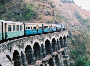 19वीं शताब्दी के अंतिम वर्षों में कलकता-शिमला रेल मार्ग का निर्माण हुआ और 6 नबंर 19०3 को पहली रेलगाड़ी शिमला पहुंची।