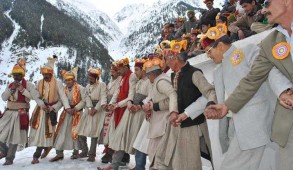 पारम्परिक वेशभूषा से सुशोभित हिमाचली नाटी का एक दृश्य