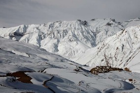 हरी भरी वादियों से दूर, बर्फ से ढके पर्वतों का नूर : किब्बर