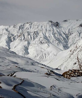 हरी भरी वादियों से दूर, बर्फ से ढके पर्वतों का नूर : किब्बर