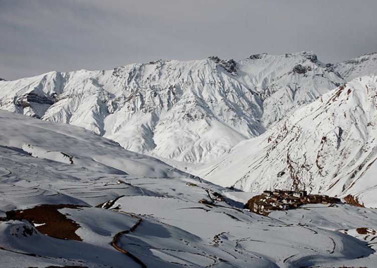 हरी भरी वादियों से दूर, बर्फ से ढके पर्वतों का नूर : किब्बर