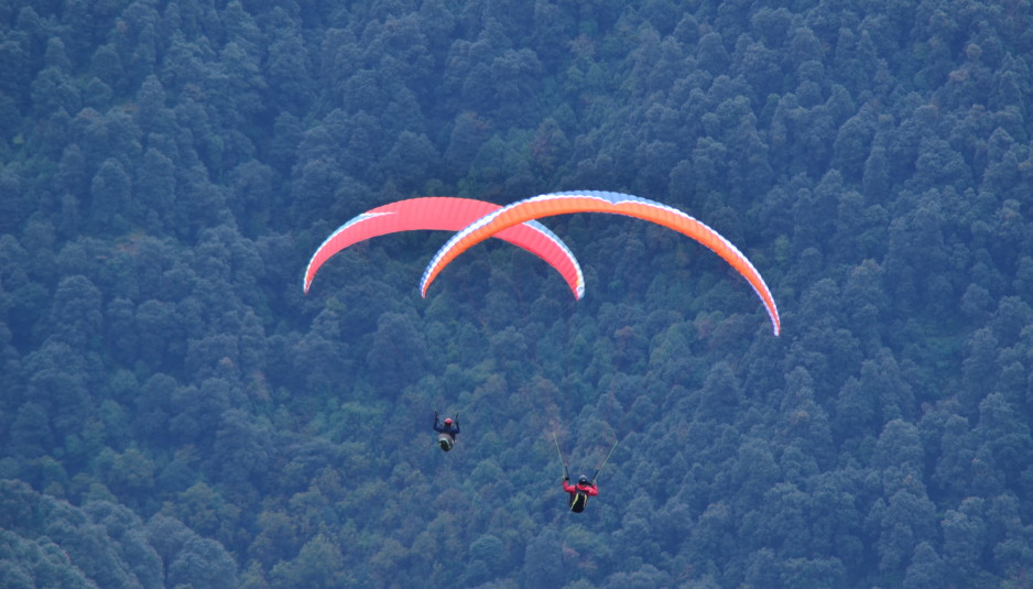 बिलिंग से उड़ान भरने के बाद दिल्ली का पैराग्‍लाइडर पायलट पहाड़‍ियों में लापता