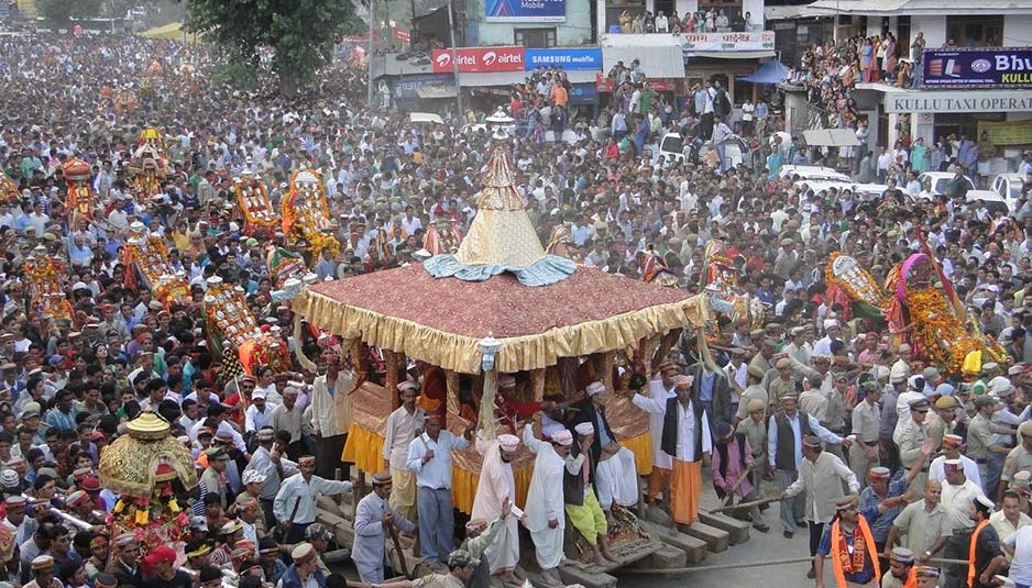 ढालपुर मैदान में अब लकड़ी के आसनों पर विराजमान होंगे देवी-देवता : राकेश कंवर