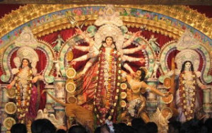  तीन देवियां लक्ष्मी, सरस्वती और दुर्गा की पूजा 