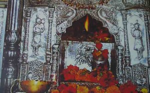मंदिर में अग्नि की अलग-अलग नौ ज्योतें हैं, जो भिन्न-भिन्न देवियों को हैं समर्पित