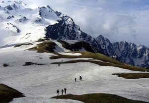 प्राकृतिक सौन्दर्य से भरपूर पर्यटन स्थल मुख्य तौर पर स्कीइंग के लिये प्रसिद्ध