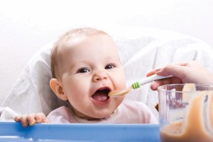 बच्‍चे को भोजन बोतल से न दें, खाने को चम्‍मच से खिलाने की आदत डालें 