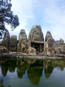  नागर-शैली में निर्मित इस मंदिर में वर्गाकार गर्भगृह, अंतराल, मंडप एवं मुखमंडप 