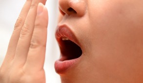 मुंह की दुर्गंध के कारण व दूर करने के घरेलु नुस्खे