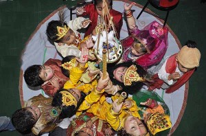 शिमला में जन्माष्टमी के पावन अवसर पर मटकी तोड़ते नन्हे-मुन्ने बच्चे