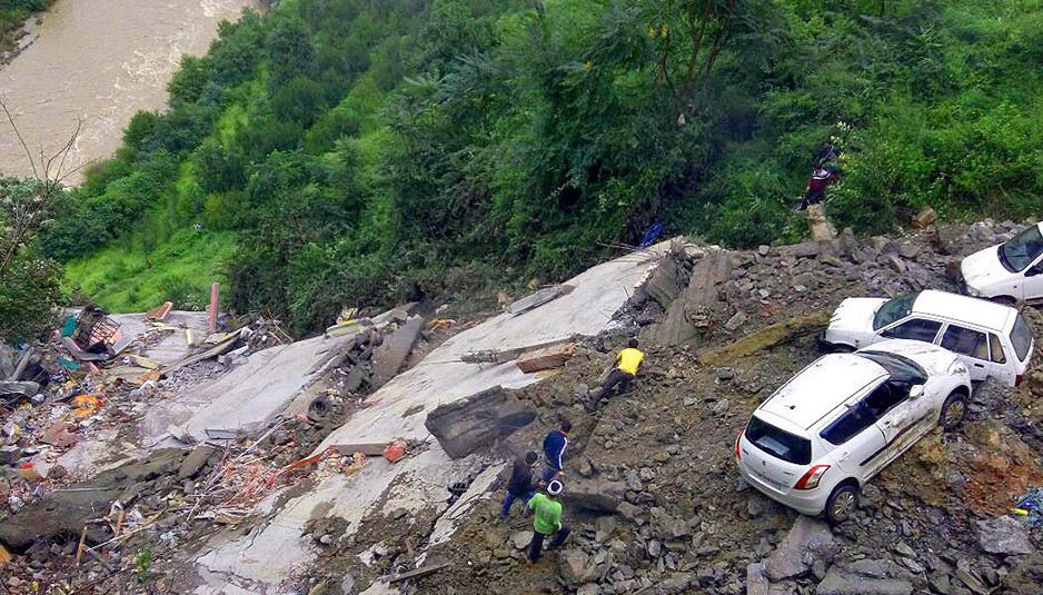 शिमला के हाटकोटी के पास पांच मंजिला मकान ढहने से कई लोग दबे