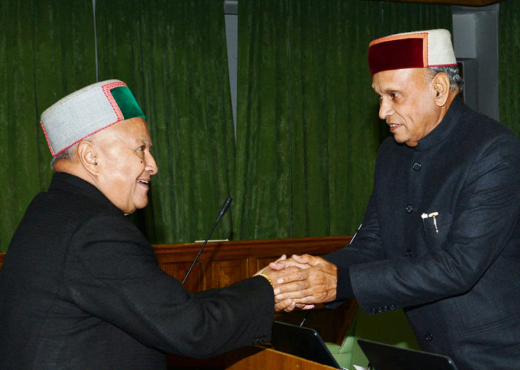 विधानसभा के शीतकालीन सत्र के दौरान मुख्यमंत्री वीरभद्र सिंह तपोवन में प्रतिपक्ष नेता प्रो. प्रेम कुमार धूमल से हाथ मिलाते हुए