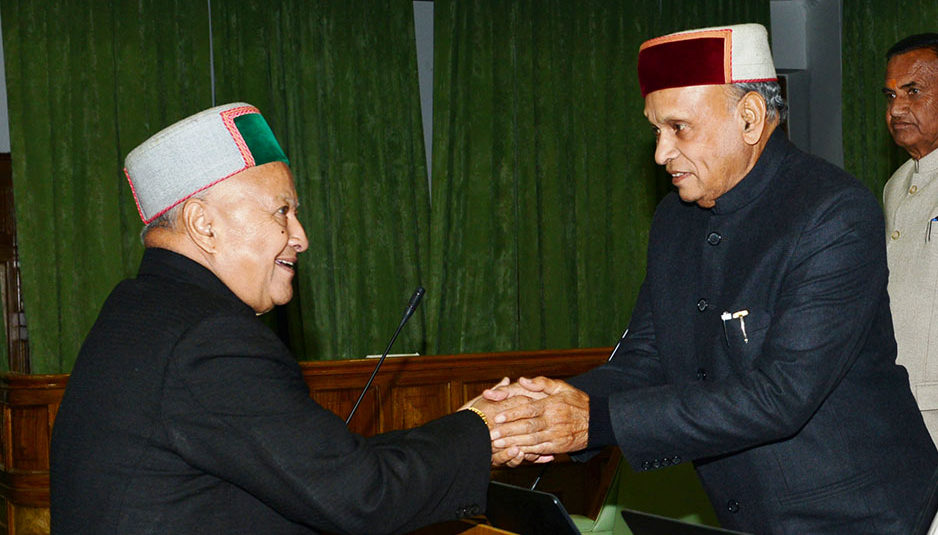 विधानसभा के शीतकालीन सत्र के दौरान मुख्यमंत्री वीरभद्र सिंह तपोवन में प्रतिपक्ष नेता प्रो. प्रेम कुमार धूमल से हाथ मिलाते हुए