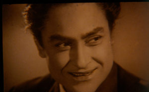 अशोक कुमार का अभिनय लोगों के सर चढ़कर बोलता रहा और उनकी फ़िल्में कामयाब होती रहीं
