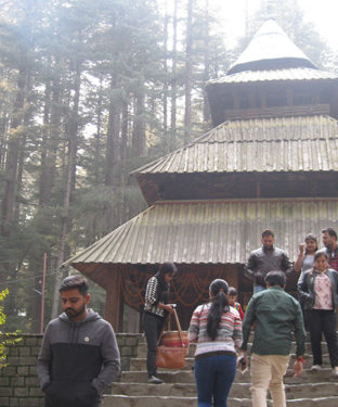 मनाली के देवदार जंगलों में बसा पैगोडा शैली का कलात्मक मंदिर "हिडिम्बा"