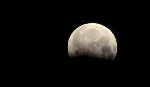 27 जुलाई को 21वीं सदी का सबसे लंबा खग्रास चंद्र ग्रहण, इन राशियों के लिए शुभ है ग्रहण...