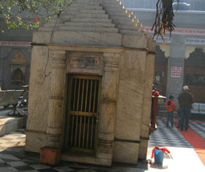 मंदिर के प्रांगण में तारादेवी के छोटे से मंदिर को भूकम्प से कोई नुकसान नहीं हुआ