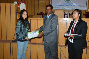 डॉ. एस. के. गुप्ता ने छात्रों को प्रमाण पत्र देकर किया सम्मानित 