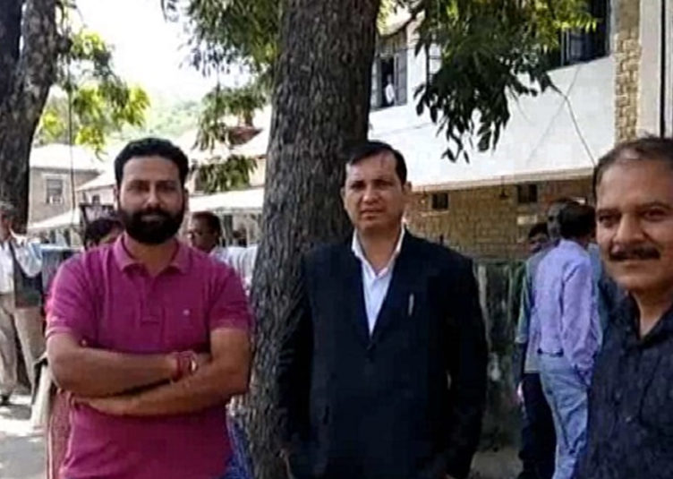 मंडी: सुंदरनगर में धमाका, काम-काज छोड़ अपने घरों और कार्यालयों से बाहर निकले लोग