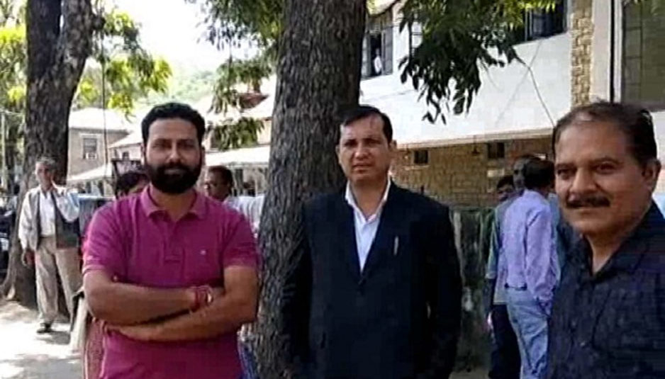 मंडी: सुंदरनगर में धमाका, काम-काज छोड़ अपने घरों और कार्यालयों से बाहर निकले लोग