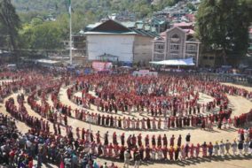 कुल्लू: दशहरा में “नारी गरिमा” का संदेश देने के लिए 3000 महिलाओं ने पारंपरिक परिधानों में प्रस्तुत की महानाटी