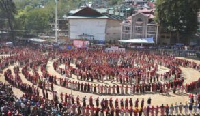 कुल्लू: दशहरा में “नारी गरिमा” का संदेश देने के लिए 3000 महिलाओं ने पारंपरिक परिधानों में प्रस्तुत की महानाटी
