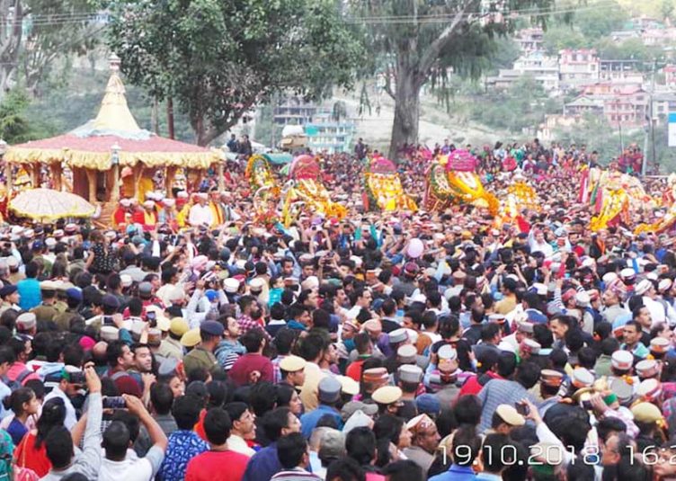 कुल्लू : पारम्परिक हर्षोल्लास के साथ अन्तर्राष्ट्रीय कुल्लू दशहरे का शुभारंभ, करीब 225 देवी-देवताओं ने भरी हाजरी