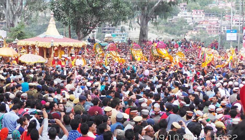 कुल्लू : पारम्परिक हर्षोल्लास के साथ अन्तर्राष्ट्रीय कुल्लू दशहरे का शुभारंभ, करीब 225 देवी-देवताओं ने भरी हाजरी