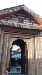 चौथी शैली के मंदिर बंद छतों और पैगोड़ा शैली की छतों का मिश्रण